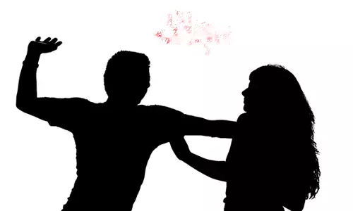 பாதையை அடைத்த தகராறு : தட்டிக்கேட்ட பெண் மீது தாக்குதல்