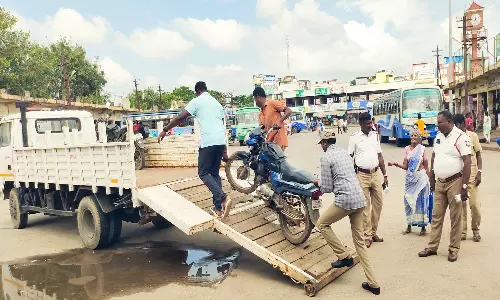 எச்சரிக்கையை மீறி கடலூர் பஸ் நிலையத்தில் நிறுத்தப்பட்ட10 மோட்டார் சைக்கிள்கள் பறிமுதல்  போலீசார் அதிரடி நடவடிக்கை