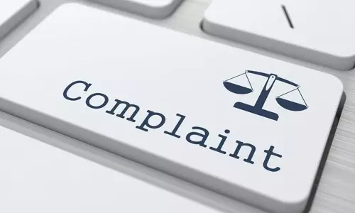 ரெயிலில் இருந்து போலீஸ் பெண் இன்ஸ்பெக்டரை கீழே தள்ளி விட முயற்சி: டிக்கெட் பரிசோதகர் மீது புகார்