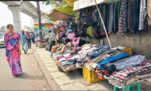 ஐகோர்ட்டு உத்தரவுபடி நடைபாதையில் திறந்த வெளியில் கன்னியாகுமரியில் சீசன் கடைகள் அமைக்கும் பணி தொடங்கியது