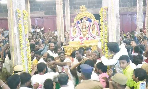 சூரனை சம்ஹாரம் செய்ய அன்னையிடம் சக்திவேல் வாங்கிய சிங்காரவேலவர்