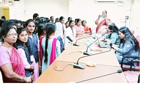 கிருஷ்ணா கலை  கல்லூரி   மாணவிகள் உலக வங்கி நிபுணர்களுடன் கலந்துரையாடல்