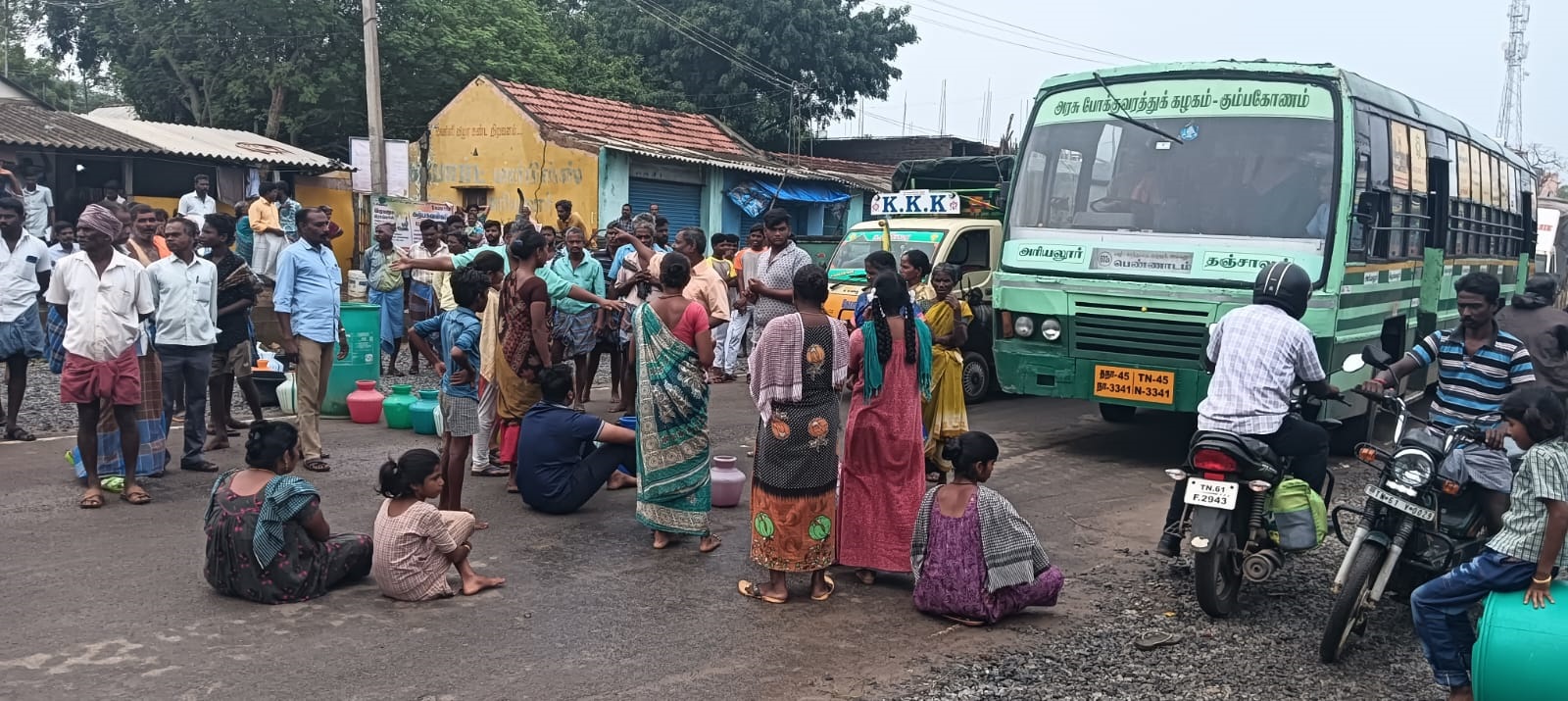 அரியலூர் அருகே - குடிநீர் கேட்டு கிராம மக்கள் சாலை மறியல்