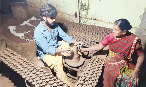 கார்த்திகை தீபத்திருவிழாவையொட்டி உடுமலையில் அகல் விளக்குகள் தயாரிக்கும் பணி மும்முரம்