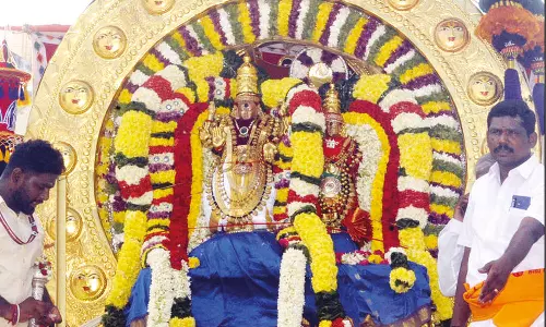 தீபத்திருவிழா 2-ம் நாள்: தங்க சூரியபிரபை வாகனத்தில் சந்திரசேகரர் வீதிஉலா