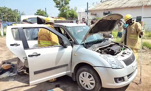 ஆத்தூர் அருகே காருக்குள் புகுந்த பாம்பு: கார் முழுவதும் பிரித்து பார்த்தும் சிக்கவில்லை