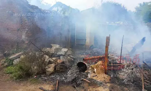 காங்கயம் அருகே  குடிசை வீட்டில் தீ விபத்து