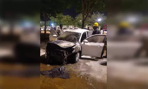 காங்கயத்தில்  தீப்பிடித்து எரிந்த கார்