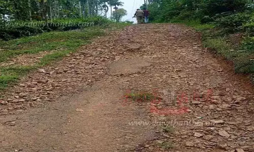 காங்கயம் அருகே  பழுதடைந்த சாலையால் பொதுமக்கள் கடும் அவதி