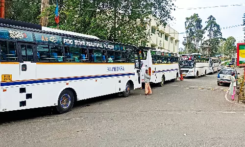 கொடைக்கானலில் தனியார் விடுதி சாலை ஆக்கிரமிப்பு - சுற்றுலா பயணிகள் கடும் அவதி