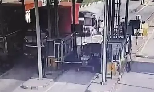 சுங்கச்சாவடியில் விமானப்படை வீரர்கள் வந்த வாகனம் லாரியில் மோதி விபத்து