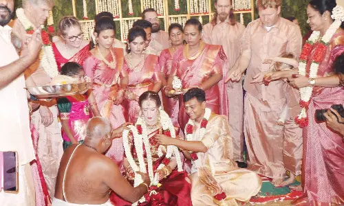 அமெரிக்கப் பெண்ணை மணம் முடித்த தஞ்சை வாலிபர்: தமிழ் முறைப்படி திருமணம் நடந்தது