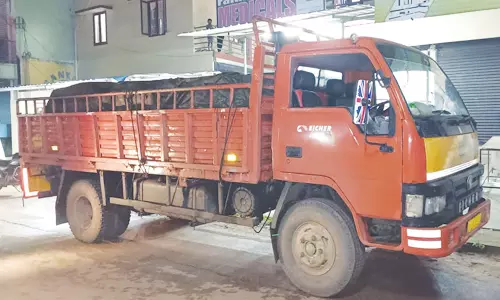 கேரளாவில் இருந்து ஓட்டல் கழிவுகளுடன் வந்த டெம்போ சிறைபிடிப்பு