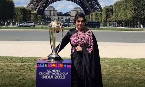 நான் அறிமுகப்படுத்திய கோப்பையை நம் அணி வெல்ல வேண்டும்: பதட்டத்தோடு டி.வி. முன்பு அமர்ந்திருக்கும் நடிகை மீனா