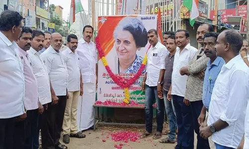 பிறந்த நாளை முன்னிட்டு இந்திரா காந்தி படத்திற்கு மாலை