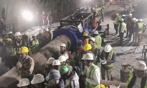 சுரங்கப்பாதையில் சிக்கியுள்ள 41 தொழிலாளர்களின் உடல்நிலை மோசம்: வெளியில் காத்திருக்கும் உறவினர்கள் தகவல்