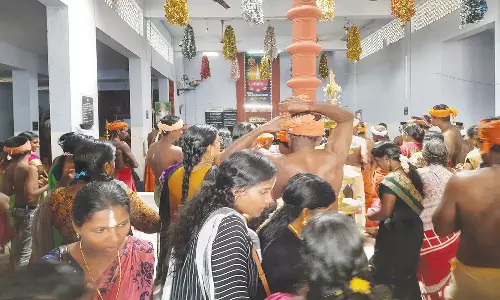 கார்த்திகை மாத முதல் ஞாயிற்றுக்கிழமையையொட்டி முட்டப்பதி வைகுண்டசாமி கோவிலில் திரண்ட அய்யா வழி பக்தர்கள்