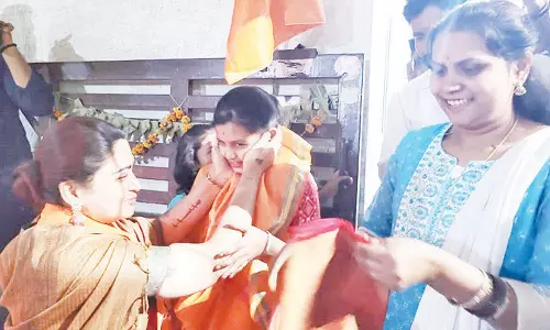 குஷ்பூ வந்திருக்கேன் தாமரை பூவை மறக்காதீங்க... தெலுங்கானாவில் தெலுங்கில் கலக்குகிறார்