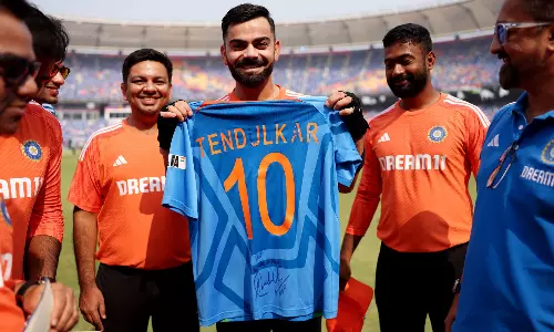 உலகக் கோப்பை Finals - விராட் கோலிக்கு தனது ராசியான ஜெர்சியை வழங்கிய சச்சின்.. வைரலாகும் புகைப்படங்கள்