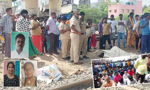 வேப்பம்பட்டில் மின்சார ரெயில் மோதி தந்தை-2 மகள்கள் பலி: பொதுமக்கள் மறியல்