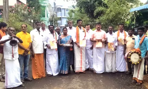 அண்ணாமலை நடைபயணம்: வீடு வீடாக பத்திரிக்கை வைத்து அழைப்பு விடுத்த பா.ஜனதாவினர்