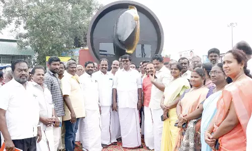 தஞ்சைக்கு வந்த பேனா வடிவிலான முத்தமிழ் தேருக்கு மலர்தூவி உற்சாக வரவேற்பு