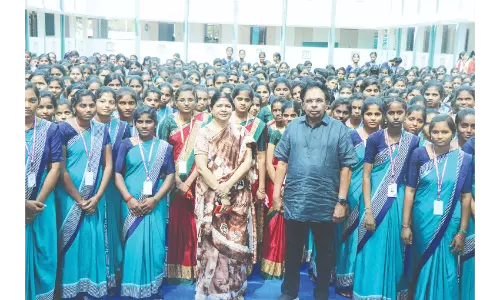 காரிமங்கலம் அரசு மகளிர் கல்லூரியில் 740 மாணவிகளுக்கு ரூ.5.14 லட்சம் மதிப்பில் சீருடைகள்