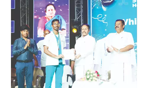 மாணவர்கள்  வாய்ப்புகளை பயன்படுத்திக்கொண்டு வாழ்க்கையில் முன்னேற வேண்டும் :தம்பிதுரை எம்.பி. பேச்சு