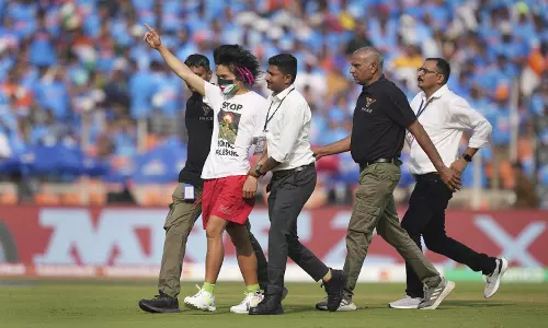 இறுதிப் போட்டி நடைபெறும் மைதானத்தில், கேலரியில்... ... உலகக் கோப்பை பைனல் லைவ் அப்டேட்ஸ்: ஆஸ்திரேலியா 43 ஓவரில் இலக்கை எட்டி சாம்பியன் பட்டம் வென்றது.