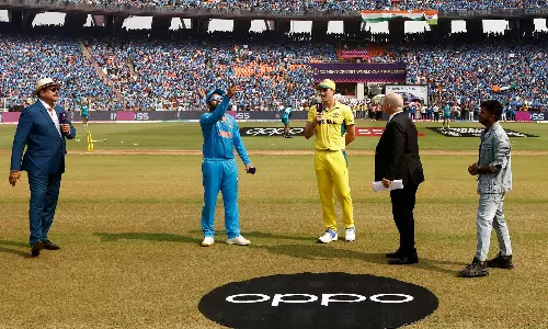 டாஸ் வென்று சரியான முடிவை தேர்வு செய்த கம்மின்ஸ்