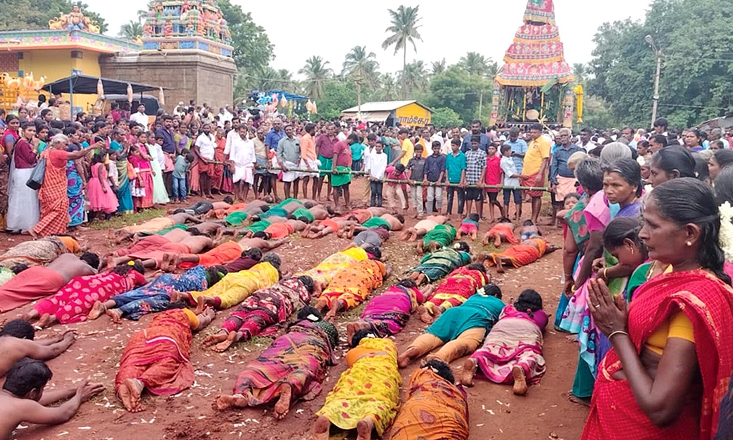 பண்பொழி திருமலை குமாரசுவாமி கோவிலில் பக்தர்களின் கும்பிடு சரணம் வழிபாடு ...
