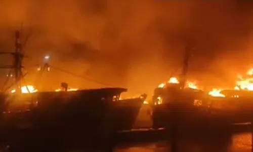 வைசாக் துறைமுகத்தில் பயங்கர தீ விபத்து- 50க்கும் மேற்பட்ட படகுகள் சேதம்