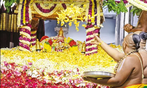 ஏழுமலையான், பத்மாவதி தாயார் கோவிலில் புஷ்ப யாகம்
