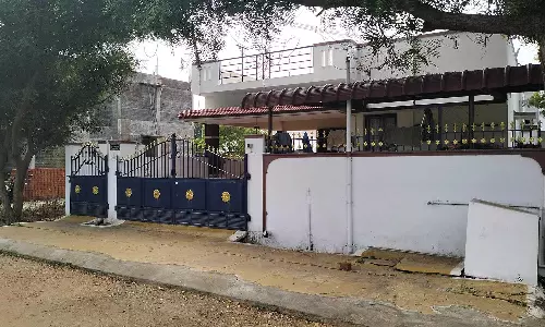 பெருந்துறை அருகே வீட்டின் பூட்டை உடைத்து 10 பவுன் நகைகள் கொள்ளை