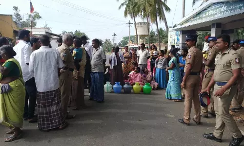 சத்தியமங்கலம் அருகே சீரான குடிநீர் கேட்டு பெண்கள் காலிக்குடங்களுடன் சாலை மறியல்