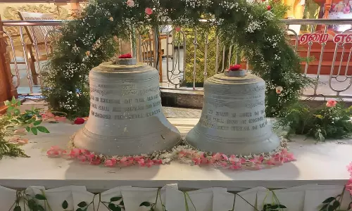 கண்டன்விளை குழந்தை ஏசுவின் தெரேசா ஆலய மணியை பார்வையிட்ட பொதுமக்கள்