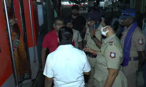 எக்ஸ்பிரஸ் ரெயிலை நிறுத்தி பயணிகள் வாக்குவாதம்: ஜோலார்பேட்டையில் பரபரப்பு
