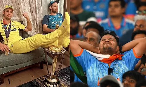 உலகக் கோப்பையை முத்தமிடும் வீரர்கள் மத்தியில் காலில் வைத்த மிட்செல் மார்ஷ்- கண்ணீர் சிந்தும் ரசிகர்கள்