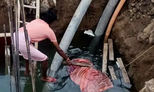 கவுண்டன்யா ஆற்றில் பாலம் அமைக்க தோண்டிய பள்ளத்தில் விழுந்து மூதாட்டி பலி