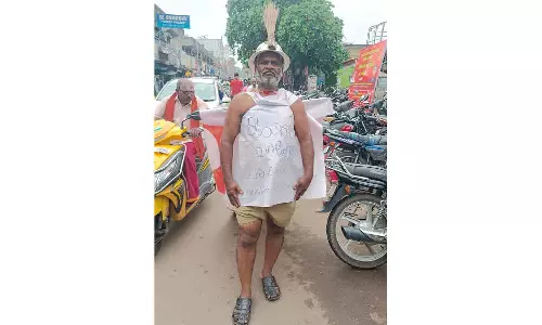 டிஜிட்டல் பேனர்களை அணிந்து ஆம் ஆத்மி நூதன போராட்டம்