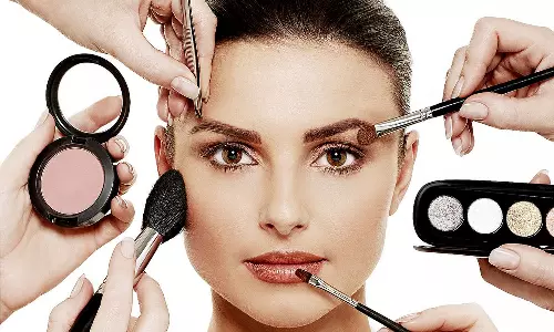 வேலைக்கு செல்லும் பெண்களுக்கான அலங்காரம்