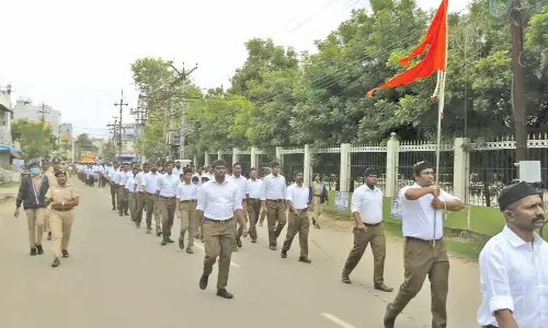 ஆர்.எஸ்.எஸ். ஊர்வலம்; சீருடையுடன் அணிவகுத்த தொண்டர்கள்