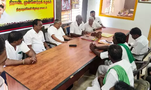 வெள்ளநீர் கால்வாய் திட்டத்திற்கு திம்மராஜபுரம் பாலத்தை நடைமுறைப்படுத்த வேண்டும்- தி.மு.க. மாவட்ட செயலாளர் ஆவுடையப்பனிடம் விவசாயிகள் மனு