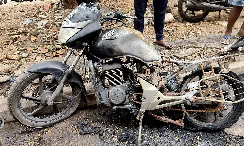 எழும்பூர் போலீஸ் குடியிருப்பில் 8 மோட்டார் சைக்கிள்கள் தீ வைத்து எரிப்பு