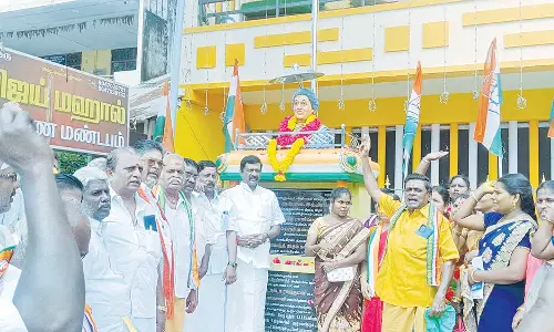 இந்திராகாந்தி சிலைக்கு மாலை அணிவிப்பு