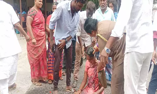 தாய், மகன் தீக்குளிக்க முயற்சி