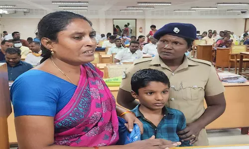 கலெக்டர் அலுவலகத்தில் திடீர் பரபரப்பு8 வயது மகனுடன் மண்எண்ணை ஊற்றி தற்கொலைக்கு முயற்சித்த தாய் - மற்றொரு வாலிபரும் தற்கொலை முயற்சி