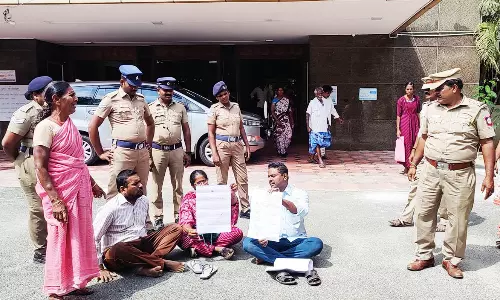 கலெக்டர் அலுவலகம் முன்பு குடும்பத்துடன் தர்ணா போராட்டத்தில் ஈடுபட்ட  பெண்