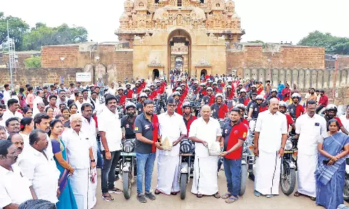 தஞ்சைக்கு வந்த தி.மு.க இளைஞர் அணியினரின் இருசக்கர வாகன பேரணிக்கு உற்சாக வரவேற்பு