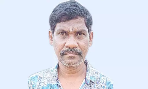 மதுரை கலெக்டர் அலுவலகத்தில் இலவச வேஷ்டிகள் திருட்டு- தேடப்பட்ட நில அளவையர் கைது